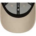 beige-verstellbare-kappe-mit-gebogenem-schirm-und-grunem-logo-9forty-league-essential-der-new-york-yankees-mlb-von-new-era