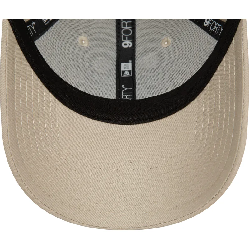 mutzen-gebogen-beige-verstellbares-band-9forty-league-essential-der-new-york-yankees-mlb-von-new-era