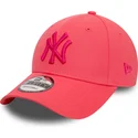 verstellbare-rosa-gebogene-kappe-mit-rosa-logo-9forty-league-essential-der-new-york-yankees-mlb-von-new-era