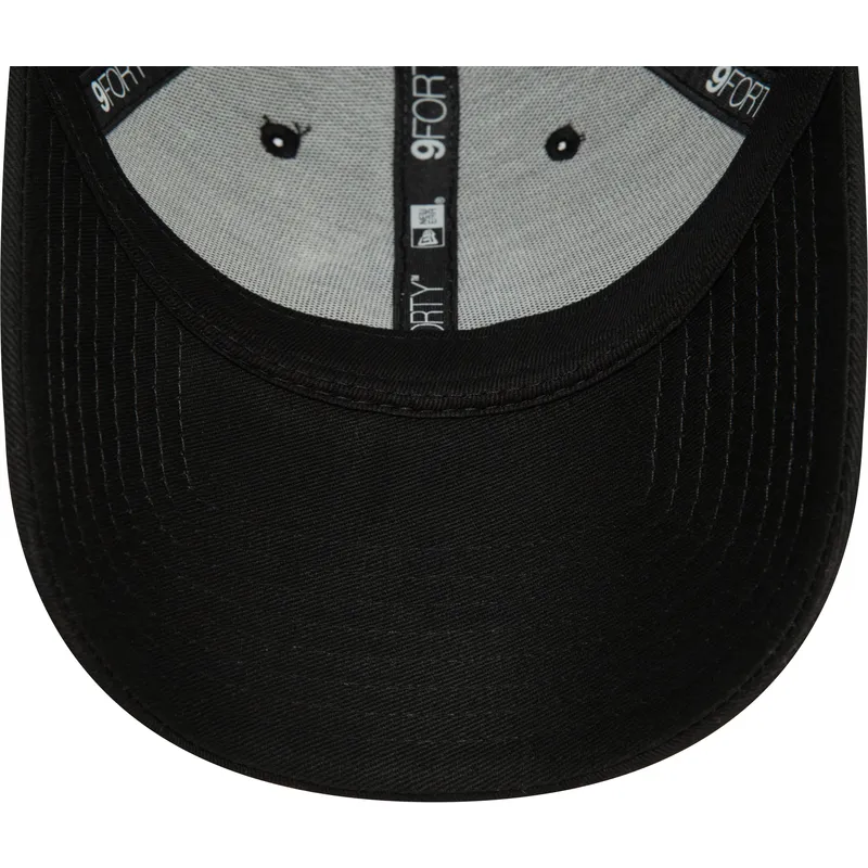 schwarze-verstellbare-kappe-mit-gebogenem-schirm-und-blauem-logo-9forty-league-essential-der-new-york-yankees-mlb-von-new-era schwarze-verstellbare-kappe-mit-gebogenem-schirm-und-blauem-logo-9forty-league-essential-der-new-york-yankees-mlb-von-new-era