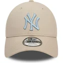 mutzen-gebogen-beige-verstellbares-band-claro-9forty-league-essential-der-new-york-yankees-mlb-von-new-era