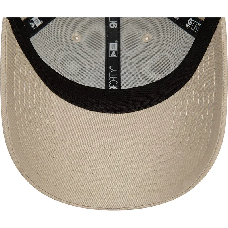 mutzen-gebogen-beige-verstellbares-band-claro-9forty-league-essential-der-new-york-yankees-mlb-von-new-era