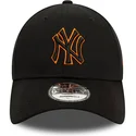 schwarze-verstellbare-curved-cap-mit-orangem-logo-9forty-team-outline-der-new-york-yankees-mlb-von-new-era