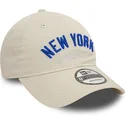 beige-verstellbare-curved-cap-9twenty-wordmark-der-new-york-yankees-mlb-von-new-era