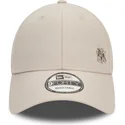 beige-verstellbare-curved-cap-9forty-flawless-der-new-york-yankees-mlb-von-new-era