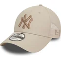 beige-trucker-cap-mit-beigem-logo-9forty-home-field-der-new-york-yankees-mlb-von-new-era