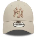 beige-trucker-cap-mit-beigem-logo-9forty-home-field-der-new-york-yankees-mlb-von-new-era