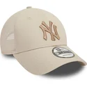 beige-trucker-cap-mit-beigem-logo-9forty-home-field-der-new-york-yankees-mlb-von-new-era