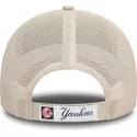 beige-trucker-kappe-mit-beigem-logo-9forty-home-field-der-new-york-yankees-mlb-von-new-era