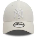 mutzen-gebogen-weiss-verstellbares-band-9forty-linen-der-new-york-yankees-mlb-von-new-era