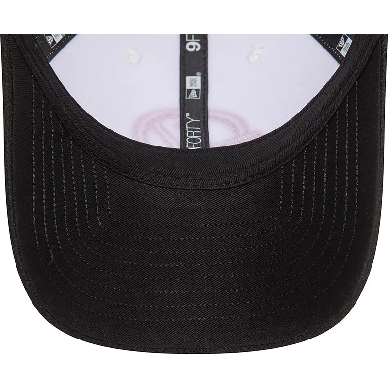 weisse-und-schwarze-gebogene-snapback-kappe-kevin-magnussen-9forty-von-haas-f1-team-formula-1-von-new-era