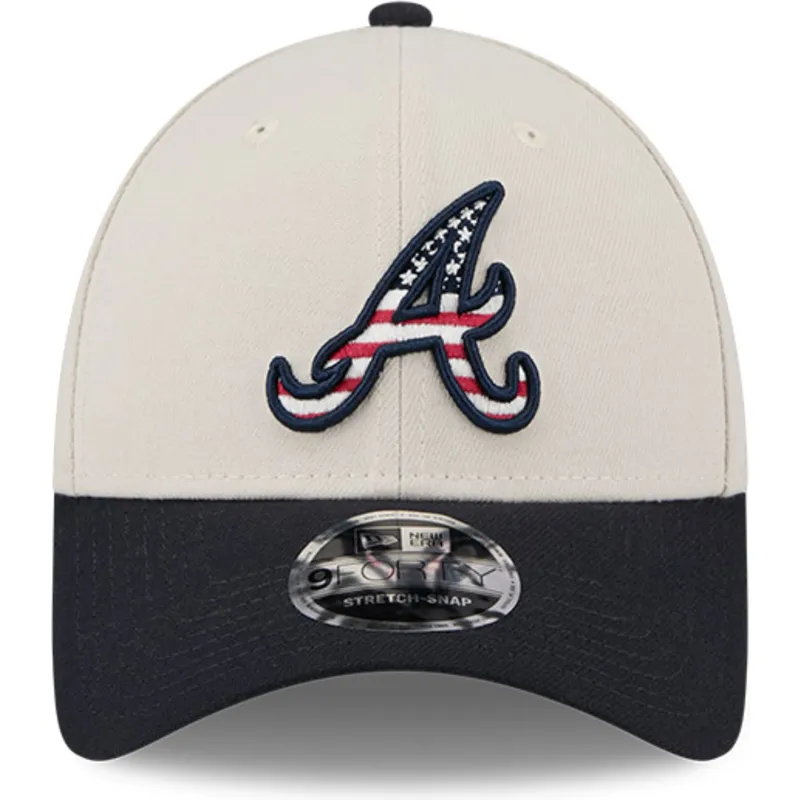 beige-und-marineblaue-gebogene-snapback-kappe-9forty-stretch-snap-4th-of-july-der-atlanta-braves-mlb-von-new-era
