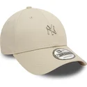 beige-verstellbare-curved-cap-9forty-metallic-pin-der-new-york-yankees-mlb-von-new-era