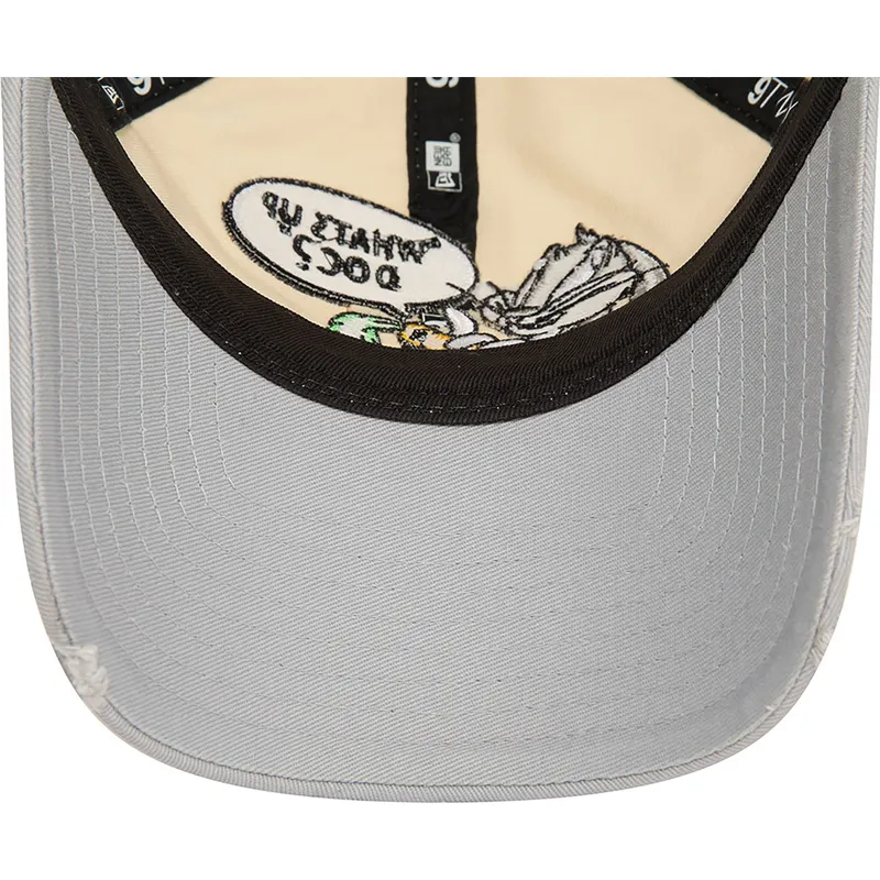 beige-und-graue-verstellbare-9twenty-washed-kappe-mit-gebogenem-schirm-von-bugs-bunny-looney-tunes-von-new-era