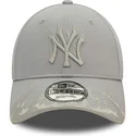 verstellbare-graue-kappe-mit-gebogenem-schirm-und-grauem-logo-9forty-flame-der-new-york-yankees-mlb-von-new-era