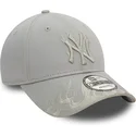 verstellbare-graue-kappe-mit-gebogenem-schirm-und-grauem-logo-9forty-flame-der-new-york-yankees-mlb-von-new-era