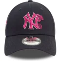 marineblaue-verstellbare-9forty-kappe-mit-rosa-logo-und-flower-icon-der-new-york-yankees-mlb-von-new-era
