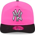 rosa-und-schwarze-snapback-golferkappe-mit-gebogenem-schirm-und-chrome-logo-der-new-york-yankees-mlb-von-new-era