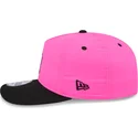 rosa-und-schwarze-snapback-golferkappe-mit-gebogenem-schirm-und-chrome-logo-der-new-york-yankees-mlb-von-new-era