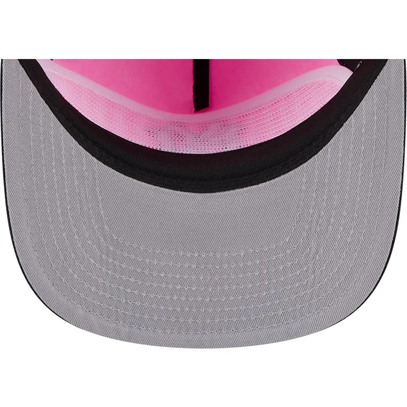 rosa-und-schwarze-snapback-golferkappe-mit-gebogenem-schirm-und-chrome-logo-der-new-york-yankees-mlb-von-new-era