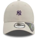 beige-verstellbare-kappe-mit-gebogenem-schirm-und-violettem-logo-9forty-repreve-mini-logo-der-new-york-yankees-mlb-von-new-era