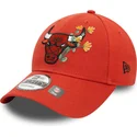 verstellbare-orangefarbene-9forty-kappe-mit-gebogenem-schirm-und-flower-icon-der-chicago-bulls-nba-von-new-era