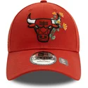 verstellbare-orangefarbene-9forty-kappe-mit-gebogenem-schirm-und-flower-icon-der-chicago-bulls-nba-von-new-era