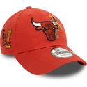verstellbare-orangefarbene-9forty-kappe-mit-gebogenem-schirm-und-flower-icon-der-chicago-bulls-nba-von-new-era
