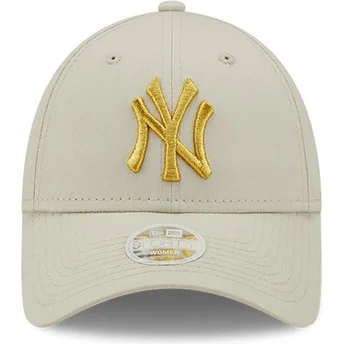 Verstellbare beige Damenkappe mit gebogenem Schirm und goldenem Logo 9FORTY Metallic Logo der New York Yankees MLB von New Era