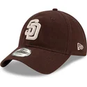 verstellbare-braune-9twenty-core-classic-kappe-mit-gebogenem-schirm-der-san-diego-padres-mlb-von-new-era
