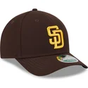 braune-snapback-kappe-mit-gebogenem-schirm-9forty-m-crown-player-replica-der-san-diego-padres-mlb-von-new-era