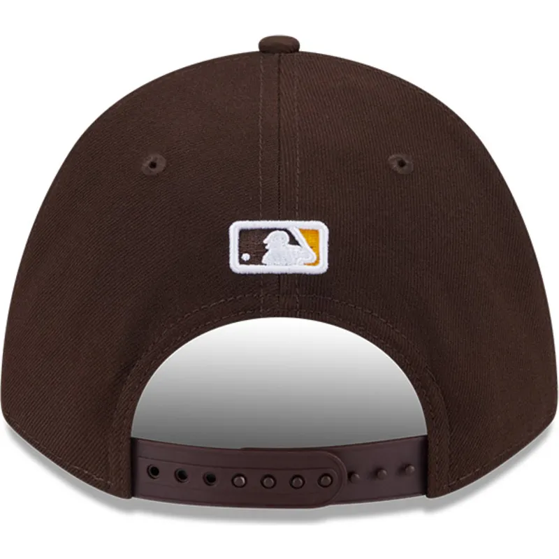 braune-gebogene-snapback-kappe-9forty-m-crown-player-replica-der-san-diego-padres-mlb-von-new-era