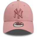 rosa-verstellbare-curved-cap-mit-rosa-logo-9forty-league-essential-der-new-york-yankees-mlb-von-new-era