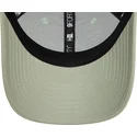 verstellbare-9forty-essential-kappe-in-hellgrun-mit-gebogenem-schirm-von-new-era