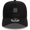 schwarze-gebogene-snapback-kappe-9forty-a-frame-metallic-patch-der-new-york-yankees-mlb-von-new-era