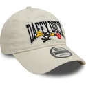 beige-verstellbare-9twenty-gewaschene-kappe-mit-gebogenem-schirm-von-daffy-duck-looney-tunes-von-new-era