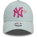 hellblaue-gebogene-verstellbare-damenkappe-mit-rosa-logo-9forty-denim-icon-heart-der-new-york-yankees-mlb-von-new-era