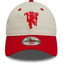weiss-rote-verstellbare-9twenty-contrast-visor-kappe-von-manchester-united-football-club-premier-league-von-new-era
