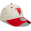 weiss-rote-verstellbare-9twenty-contrast-visor-kappe-von-manchester-united-football-club-premier-league-von-new-era
