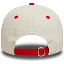 weiss-rote-verstellbare-9twenty-contrast-visor-kappe-von-manchester-united-football-club-premier-league-von-new-era