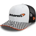 weisse-und-schwarze-flache-trucker-kappe-snapback-9fifty-checkered-visor-von-mclaren-racing-formula-1-von-new-era