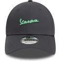graue-verstellbare-curved-cap-mit-grunem-logo-9forty-side-print-von-vespa-piaggio-von-new-era