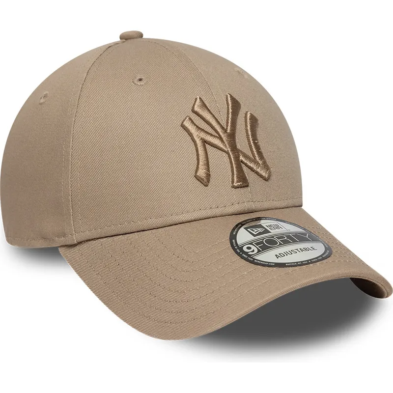 hellbraune-verstellbare-curved-cap-mit-braunem-logo-9forty-league-essential-der-new-york-yankees-mlb-von-new-era