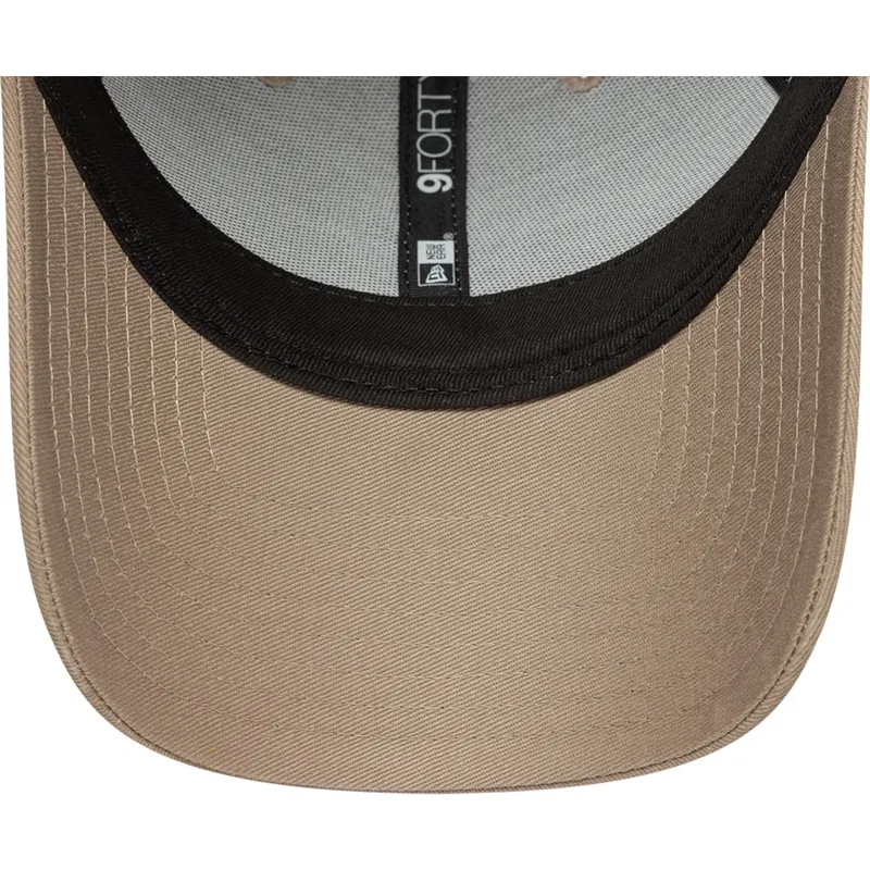 hellbraune-verstellbare-curved-cap-mit-braunem-logo-9forty-league-essential-der-new-york-yankees-mlb-von-new-era