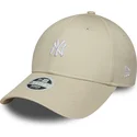 verstellbare-beige-damen-cap-mit-gebogenem-schirm-9forty-mini-logo-der-new-york-yankees-mlb-von-new-era