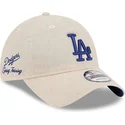 beige-verstellbare-curved-cap-mit-blauem-logo-9twenty-linen-spring-training-fan-pack-2025-der-los-angeles-dodgers-mlb-von-new-er