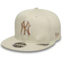 beige-flatcap-snapback-mit-beigem-logo-9fifty-original-fit-world-series-der-new-york-yankees-mlb-von-new-era