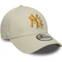 beige-verstellbare-curved-cap-mit-gelbem-logo-9forty-floral-icon-der-new-york-yankees-mlb-von-new-era