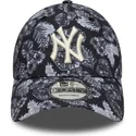 schwarze-verstellbare-9forty-kappe-mit-gebogenem-schirm-und-all-over-print-der-new-york-yankees-mlb-von-new-era