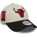 verstellbare-beige-und-schwarze-9forty-contrast-patch-kappe-mit-gebogenem-schirm-von-den-chicago-bulls-nba-von-new-era